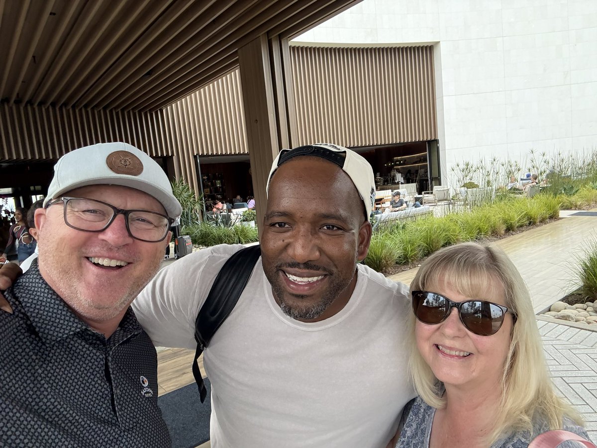 PaulChappell's tweet image. It was great to run into @MichaelRedd_ this morning. Appreciate his love for the Lord and our family.
