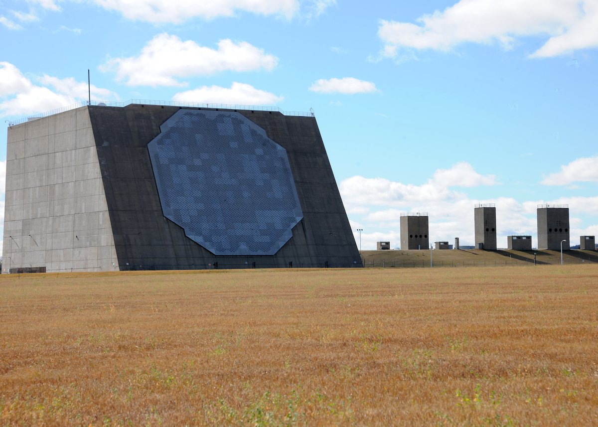 AirPowerNEW1's tweet image. The US Air Force is looking to upgrade five of its Upgraded Early Warning Radars #UEWR and one Perimeter Acquisition Radar Attack Characterization System #PARCS to enhance radar performance, including increased tracking capacity, extended
range, and improved object…