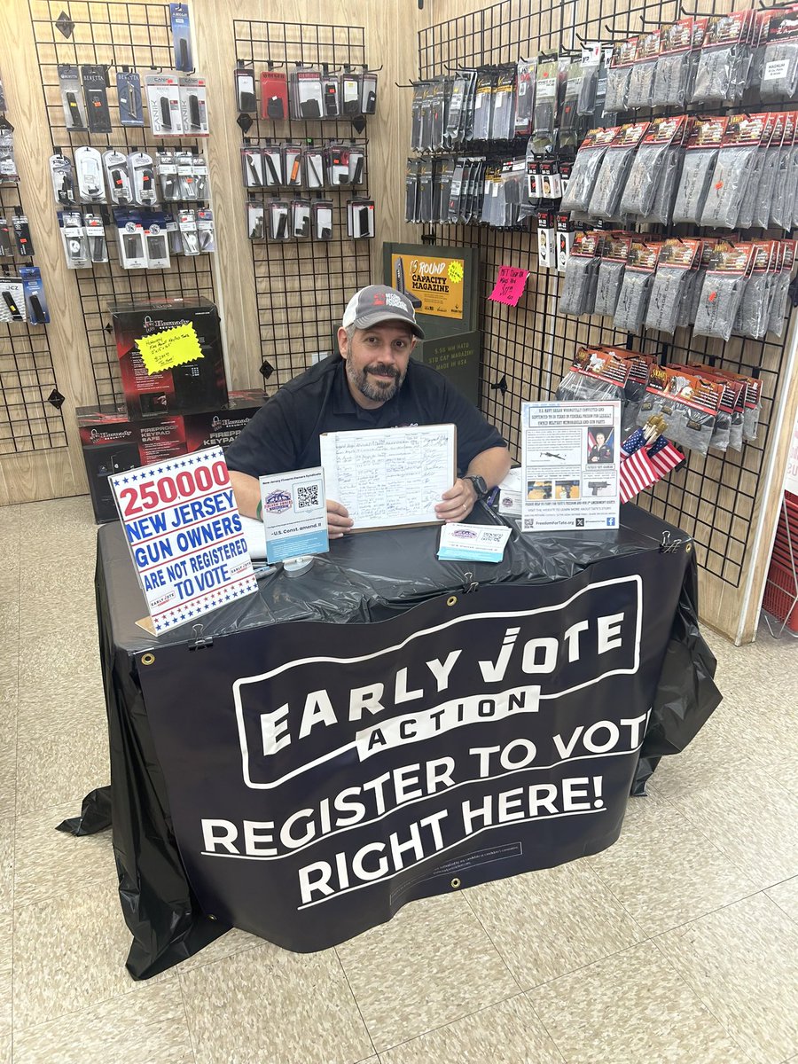 Saveamericasue's tweet image. This is @JoeLoPorto. He is my partner in crime!
Joe will do anything to save his state!
So far he got so many people to commit to vote and even got a brand spanking new Republican voter!
We can’t thank you enough. Be like Joe!
@EarlyVoteAction @ScottPresler @NJFOSyndicate