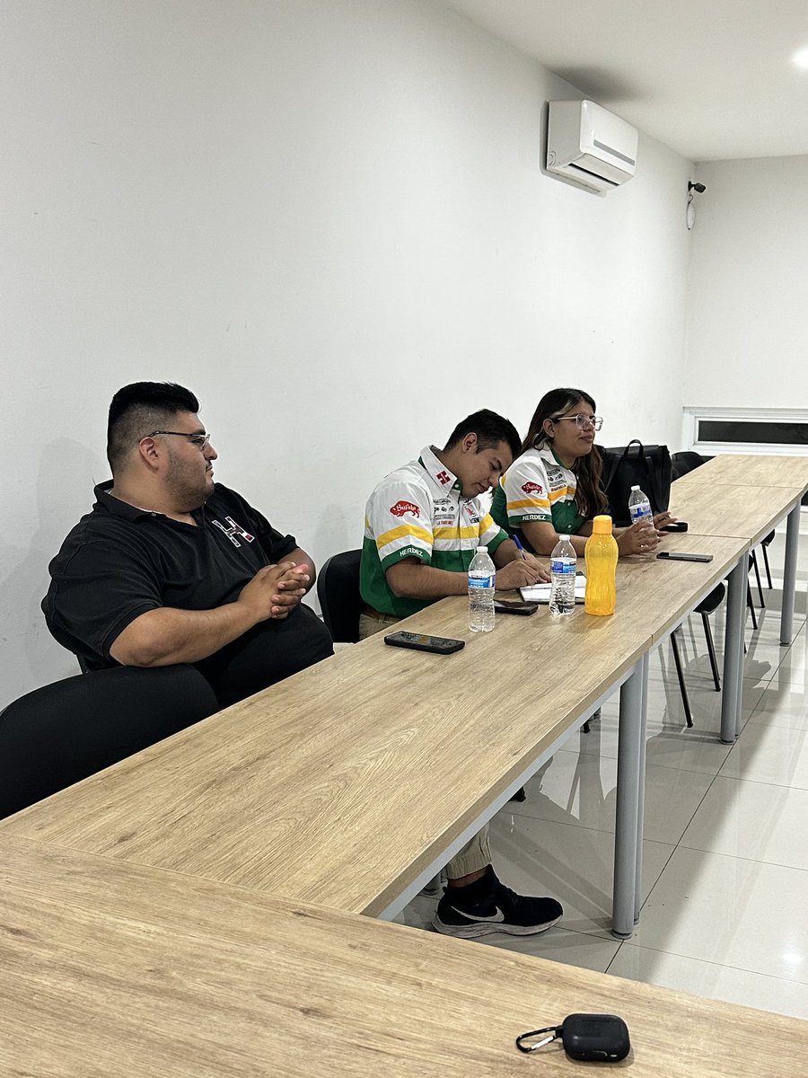 edwin_mtz2's tweet photo. El jueves 17 de julio, a las 19:30 h, en @coparmexags llevamos a cabo la 1ra reunión del Comité de PyMES, en donde, emprendedores, empresarios y liderazgos del ecosistema del estado compartimos el pulso, visión y perspectiva de las PyMES en el eje económico de Ags. https://t.co/aObWtps5BN
