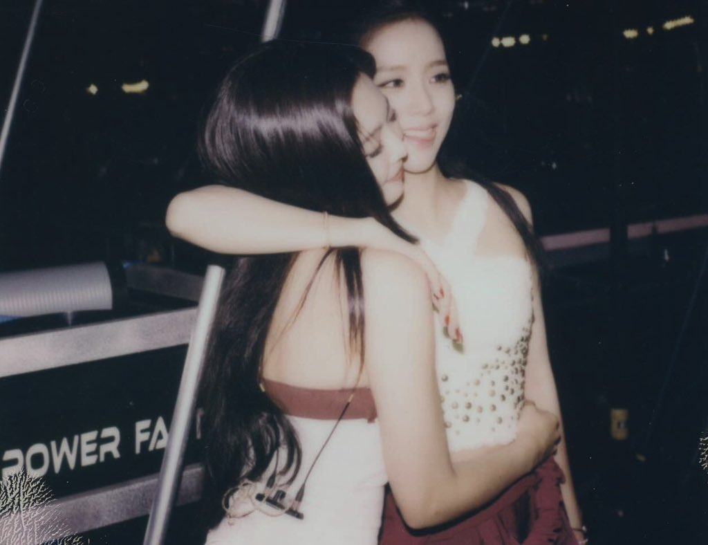 ⠀ ⠀⠀⠀♯┆ A pretty girl and her pretty friends. »      🍒