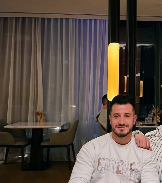 doganM29's tweet image. Ben gülüyorum...
Kalpten gülüyorum..
Nispet yapmıyorum..
Düşmanı çatlatmıyorum..
Dostu ağlatmıyorum..
Sade ce ama sade ce
Seni .🤍. Seviyorum
..
Love
🤍
Amor