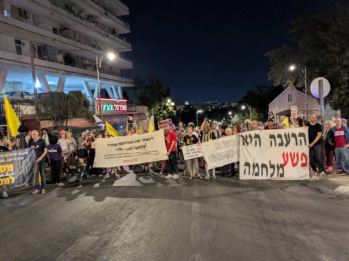 FreeJerusalem1's tweet image. עכשיו!
השוטרים מנסים לחטוף לנו שלטים אבל לא נפסיק לדרוש סוף לרצח העם, למחנות ריכוז, להפקרת החטופים, למלחמה הנוראית הזאת