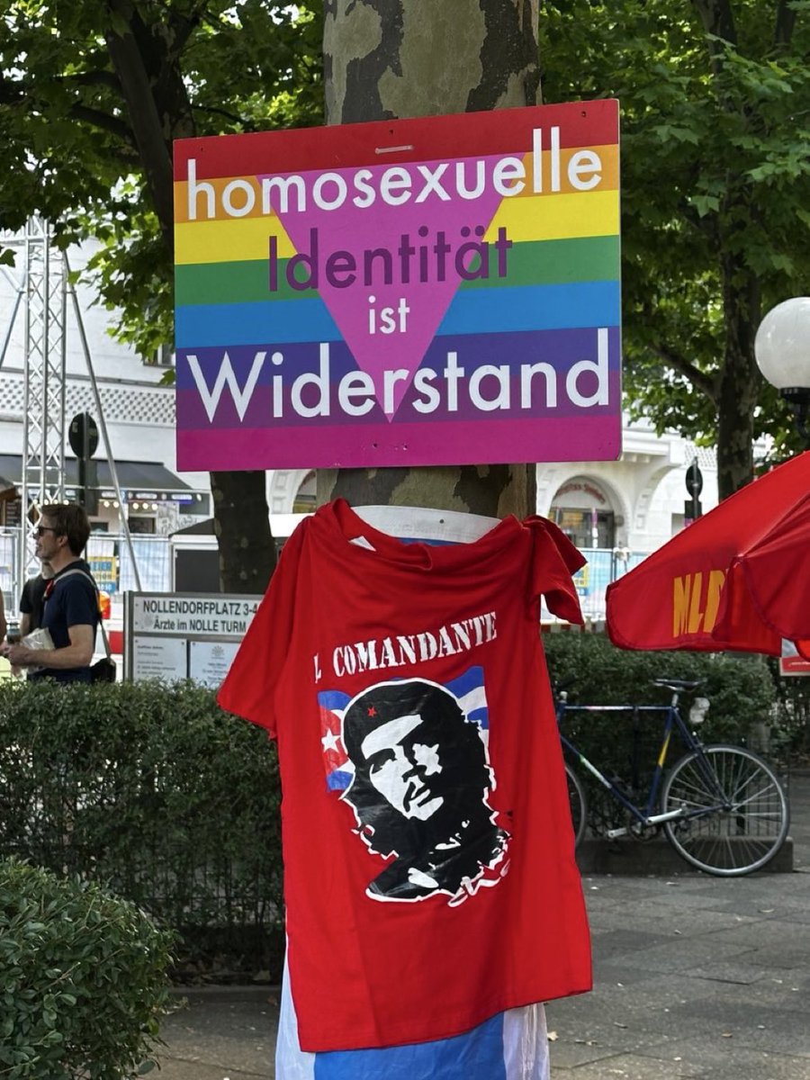 Wie dumm kann man sein? Che Guevara hat Homosexuelle als „sexuelle Perverslinge“ bezeichnet und in Arbeitslager gesteckt. So eine Aktion ist ähnlich irre wie die Solidarität schwuler Linker mit Gaza, wo man Homosexuelle zu töten pflegt. Chicken for KFC.