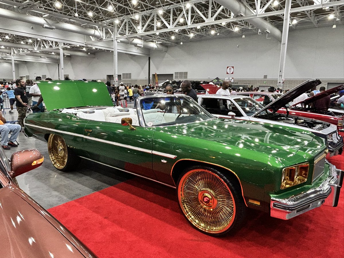 Knickloyalty's tweet image. Car show in the #757 today! Old schools and the fam with DJ Envy!