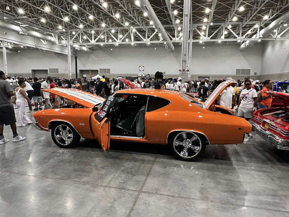 Knickloyalty's tweet image. Car show in the #757 today! Old schools and the fam with DJ Envy!
