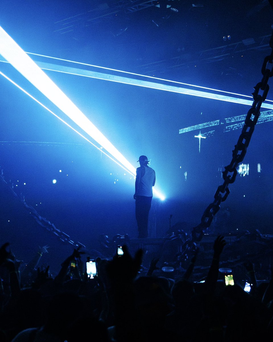 SiloDallas's tweet image. Last night with @KayzoMusic was off the CHAINS ⛓️💥🐶 Dallas, you really know how to unleash the energy 🔥
TONIGHT⚡️Step into a one of a kind 360° experience under the @realfluffycloud with sets from @SilverPandaOFC + @_laurenmiamusic + gabetoldmeto ☁️
Info & 🎟️ →…