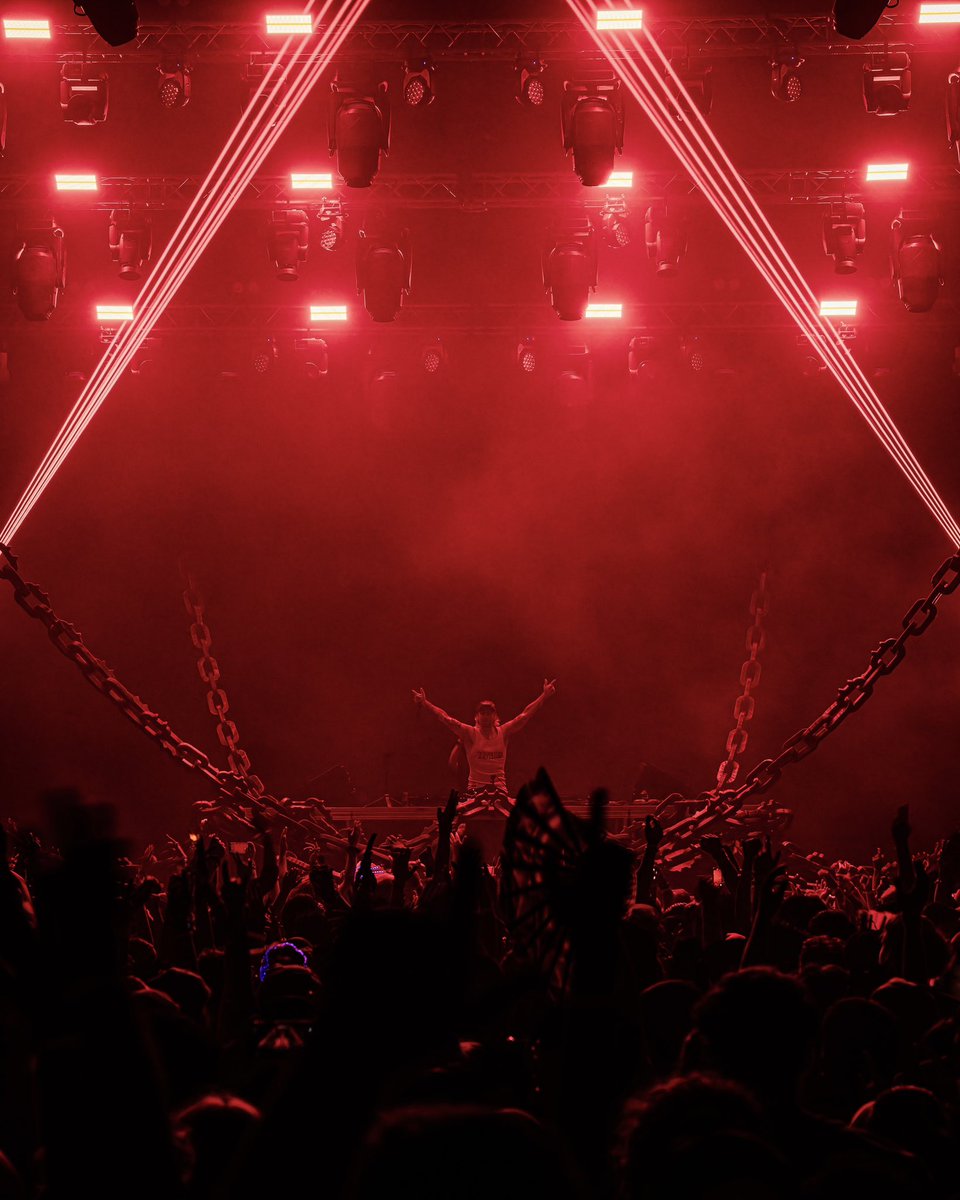 SiloDallas's tweet image. Last night with @KayzoMusic was off the CHAINS ⛓️💥🐶 Dallas, you really know how to unleash the energy 🔥
TONIGHT⚡️Step into a one of a kind 360° experience under the @realfluffycloud with sets from @SilverPandaOFC + @_laurenmiamusic + gabetoldmeto ☁️
Info & 🎟️ →…