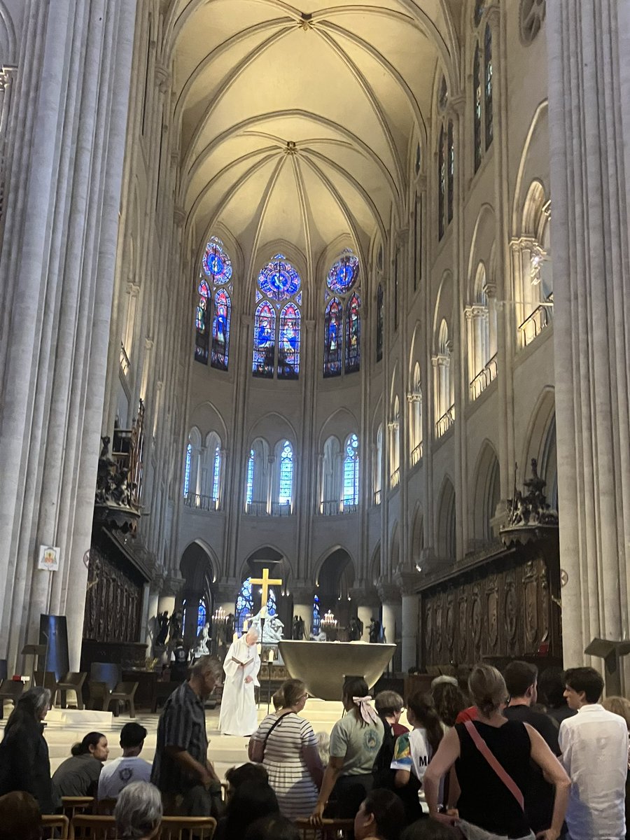 Mooie Messe Anticipée meegemaakt vanavond in de indrukwekkende Notre Dame de Paris.