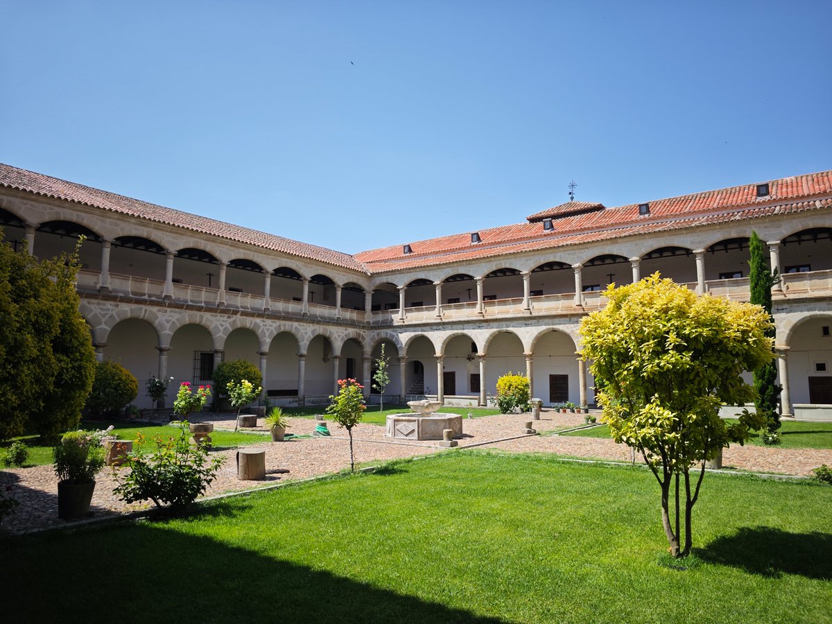 KatySnchez's tweet image. El Palacio de Juan II, ubicado en Madrigal de las Altas Torres, es el lugar de nacimiento de Isabel la Católica. Actualmente, este palacio es el Monasterio de Nuestra Señora de Gracia. #palacio #monasterio #hacerfotos