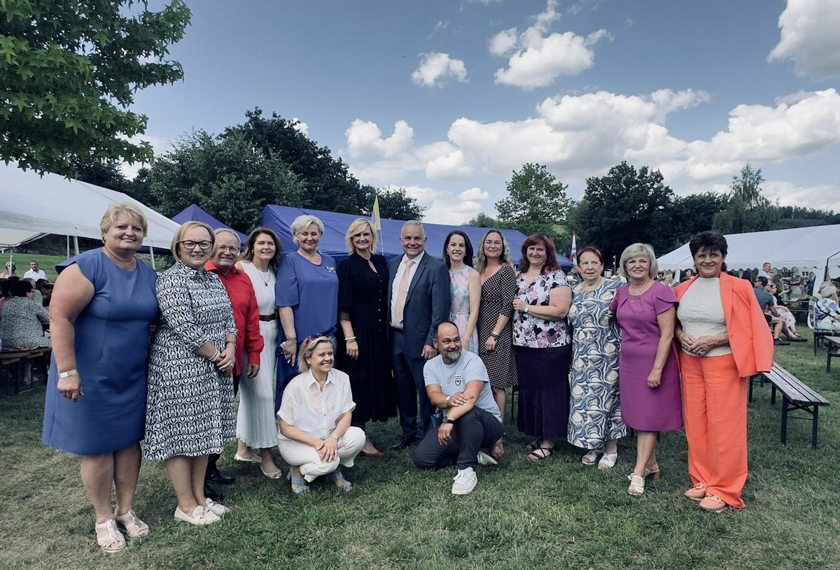 PPeckova's tweet image. Vesnice roku 2025 ve Středočeském kraji zná svého vítěze! Je jim Kosova Hora. 🏡
👉🏼 A právě Kosova Hora dnes hostila soutěžící obce a slavnostní vyhlašování dalších cen 29. ročníku soutěže, která ukazuje to nejlepší z našeho venkova – jeho životaschopnost, krásu i nadšení lidí,…