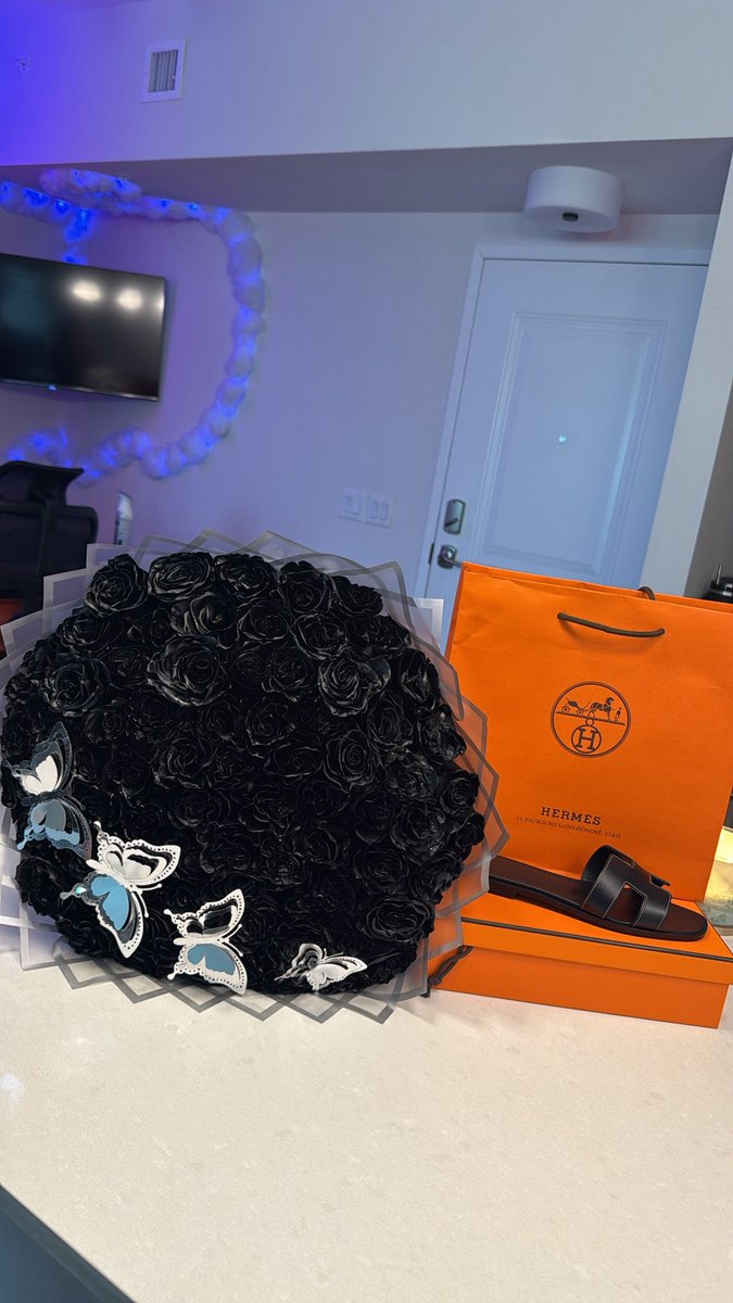 mstizziii's tweet image. Flowers every other day 🖤