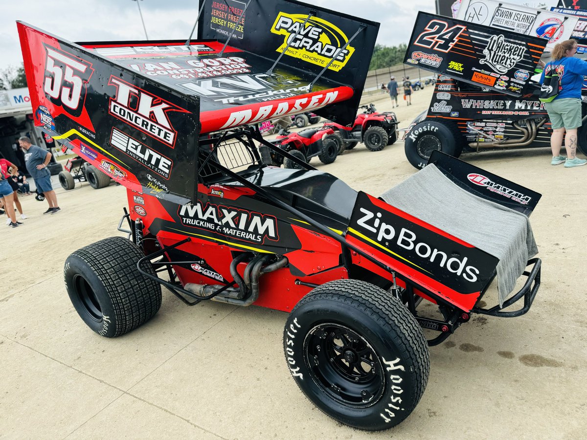 WorldofOutlaws's tweet photo. 👑 𝐊𝐢𝐧𝐠 𝐊𝐞𝐫𝐫𝐲 𝐗𝐗𝐗𝐈 👑
@KMR29 goes for a second #KingsRoyal tonight in the Vermeer-Madsen #55V!
The Madman claimed the @EldoraSpeedway crown in 2014 aboard the Keneric #29.
📺 (5:30pm ET): https://t.co/t7swkoYiqz https://t.co/IPQcSIsV9o