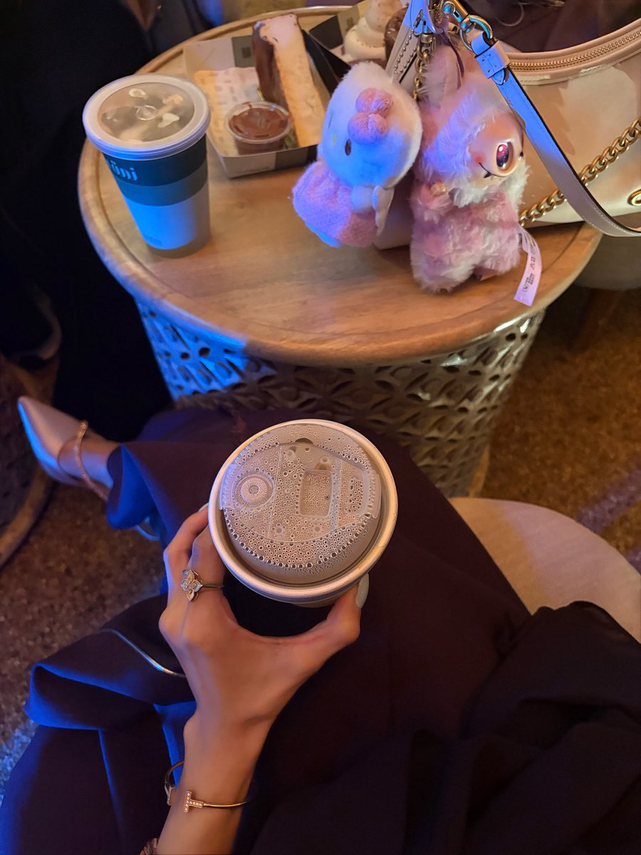 علقت لابوبو بشنطتي جنب هيلو كيتي🥰💗