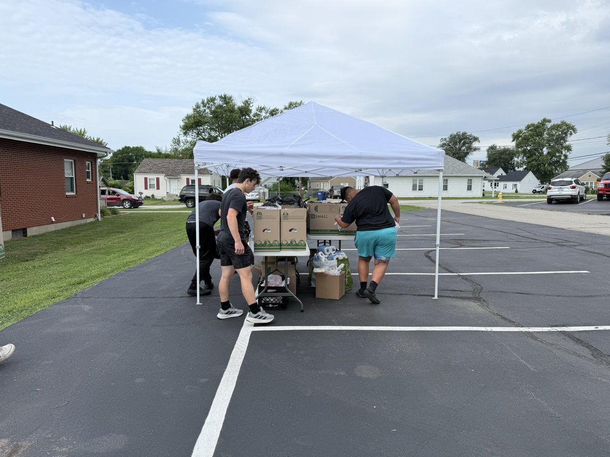 This morning some of our guys got the opportunity to help out at the monthly food pantry put on by FBC Wright City. We love giving back to a community that gives us so much! #WrightWay #IntoTheStorm 🦬