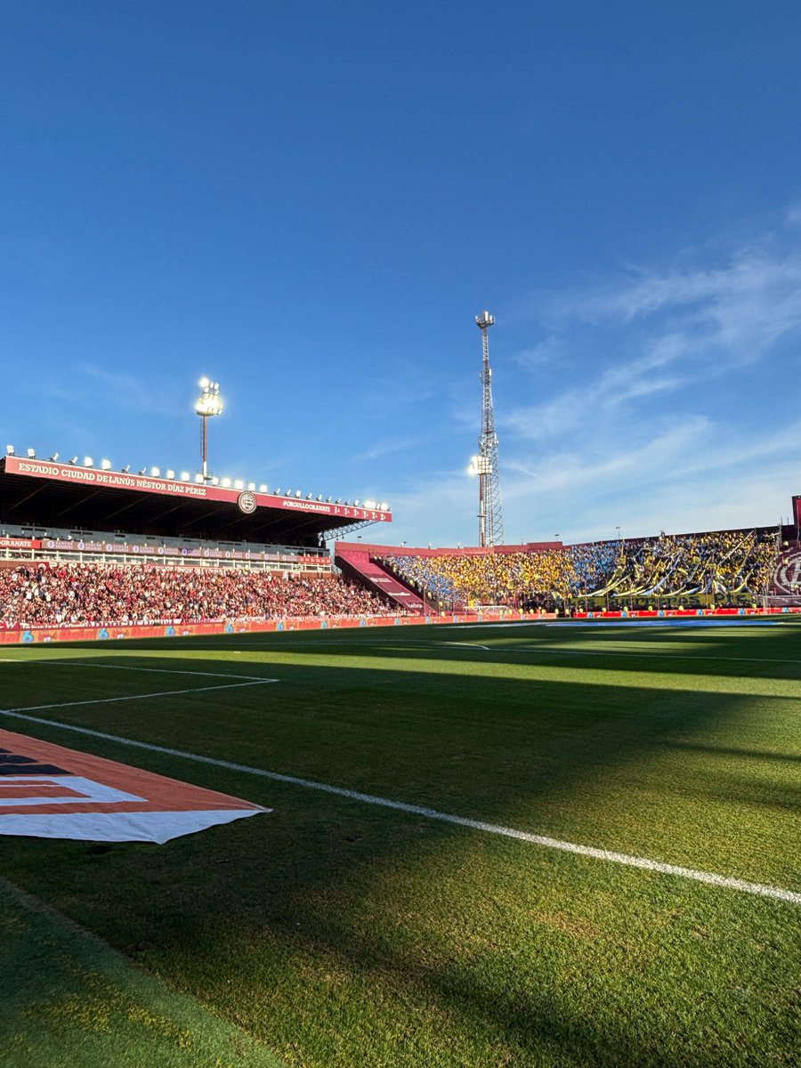 Fútbol con dos hinchadas. Siempre.