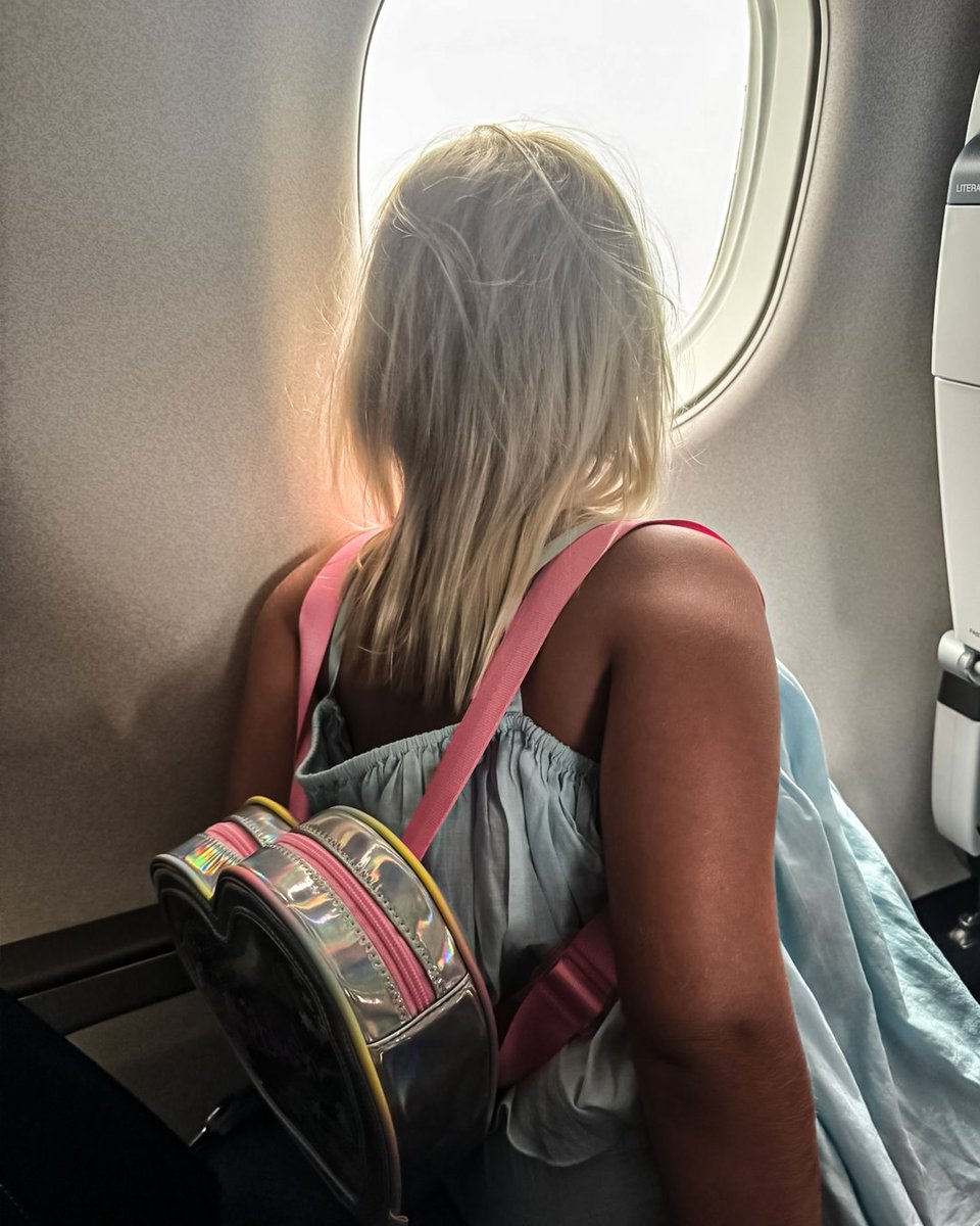 MvG180's tweet image. 𝗧𝗶𝗺𝗲 𝗳𝗼𝗿 𝘁𝗵𝗲 𝗪𝗼𝗿𝗹𝗱 𝗠𝗮𝘁𝗰𝗵𝗽𝗹𝗮𝘆! ✈️
Flying out in style with my co-pilot Zoë. Moments like these are priceless. 💚🎯