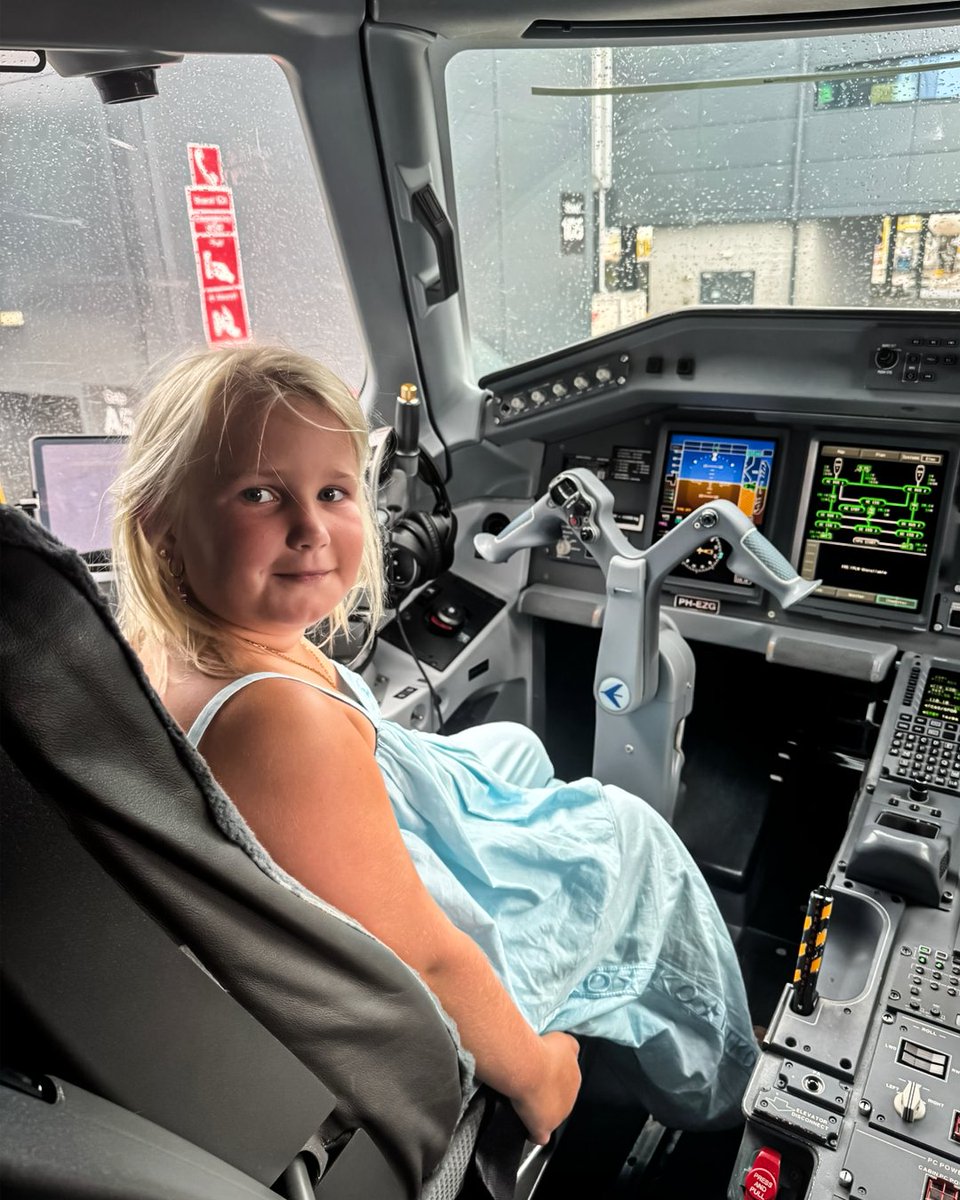 MvG180's tweet image. 𝗧𝗶𝗺𝗲 𝗳𝗼𝗿 𝘁𝗵𝗲 𝗪𝗼𝗿𝗹𝗱 𝗠𝗮𝘁𝗰𝗵𝗽𝗹𝗮𝘆! ✈️
Flying out in style with my co-pilot Zoë. Moments like these are priceless. 💚🎯