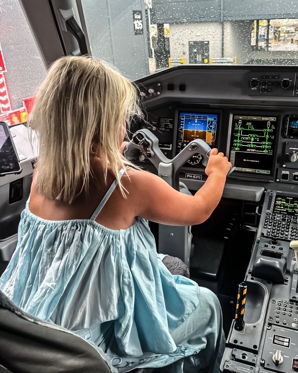 MvG180's tweet image. 𝗧𝗶𝗺𝗲 𝗳𝗼𝗿 𝘁𝗵𝗲 𝗪𝗼𝗿𝗹𝗱 𝗠𝗮𝘁𝗰𝗵𝗽𝗹𝗮𝘆! ✈️
Flying out in style with my co-pilot Zoë. Moments like these are priceless. 💚🎯
