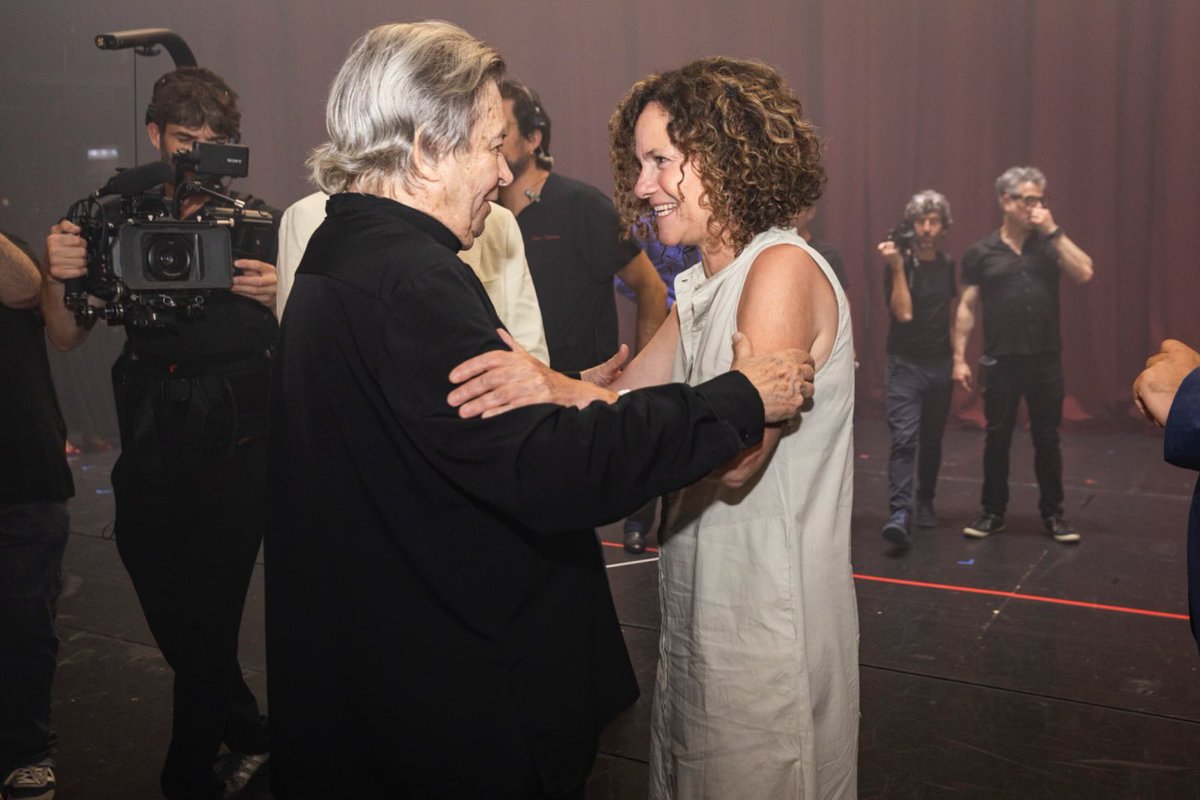 Sònia Hernández (@shalmodovar) on Twitter photo Magnífica estrena de 'Benjamin a Portbou', l’òpera del mestre Antoni Ros-Marbà, que per primera vegada es presenta sencera i orquestrada al Liceu.
L'enhorabona mestre, <a href="/AnnaPonces/">Anna Ponces</a> i <a href="/PlaymodesStudio/">Playmodes Studio</a> i a tots els que l'heu fet possible! I gràcies @liceu_cat per l’aposta. Magnífica estrena de 'Benjamin a Portbou', l’òpera del mestre Antoni Ros-Marbà, que per primera vegada es presenta sencera i orquestrada al Liceu.
L'enhorabona mestre, <a href="/AnnaPonces/">Anna Ponces</a> i <a href="/PlaymodesStudio/">Playmodes Studio</a> i a tots els que l'heu fet possible! I gràcies @liceu_cat per l’aposta.