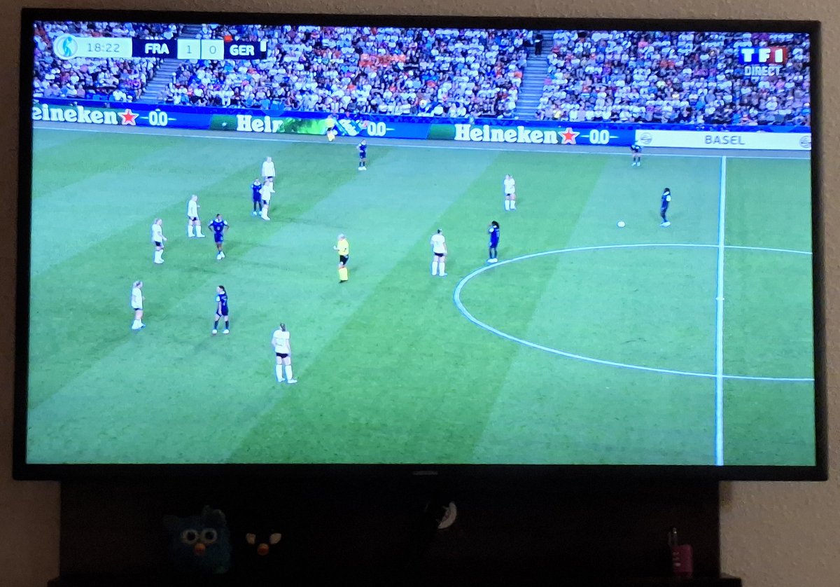 DrSmokyFurby's tweet image. Tuned in right when the red card drama happened! #FRAGER #WEURO2025 #redcard 🤯