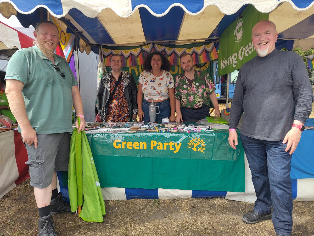 GreenPeterU's tweet image. Lots of love for @TheGreenParty today at @croydonpride for standing up for LGBT+ rights

Pride is a celebration but at a time when human rights are under attack it is also vital that we stand loudly and proudly against prejudice and bigotry 

#Pride2025 #PrideIsAProtest