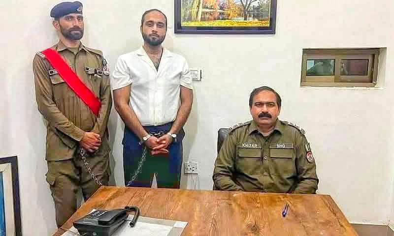 "ماواں باجھ  محمد بخشا کون کرے رکھوالی ۔۔۔"

وقت وقت کی بات ہے۔ 
کبھی گاڑی روکنے پر ڈی پی او تبدیل ہوئے۔ 
آئی جی کے دفتر میں ڈی پی او سے معافی منگوائی گئ۔ پاکپتن  کے چھ سے زائد ڈی پی او اس خاندان کے کہنے پر تبدیل ہوئے۔ اب ایک ایس ایچ او اور ساتھ سپاہی کھڑا کرکے شناخت پریڈ ہو رہی
