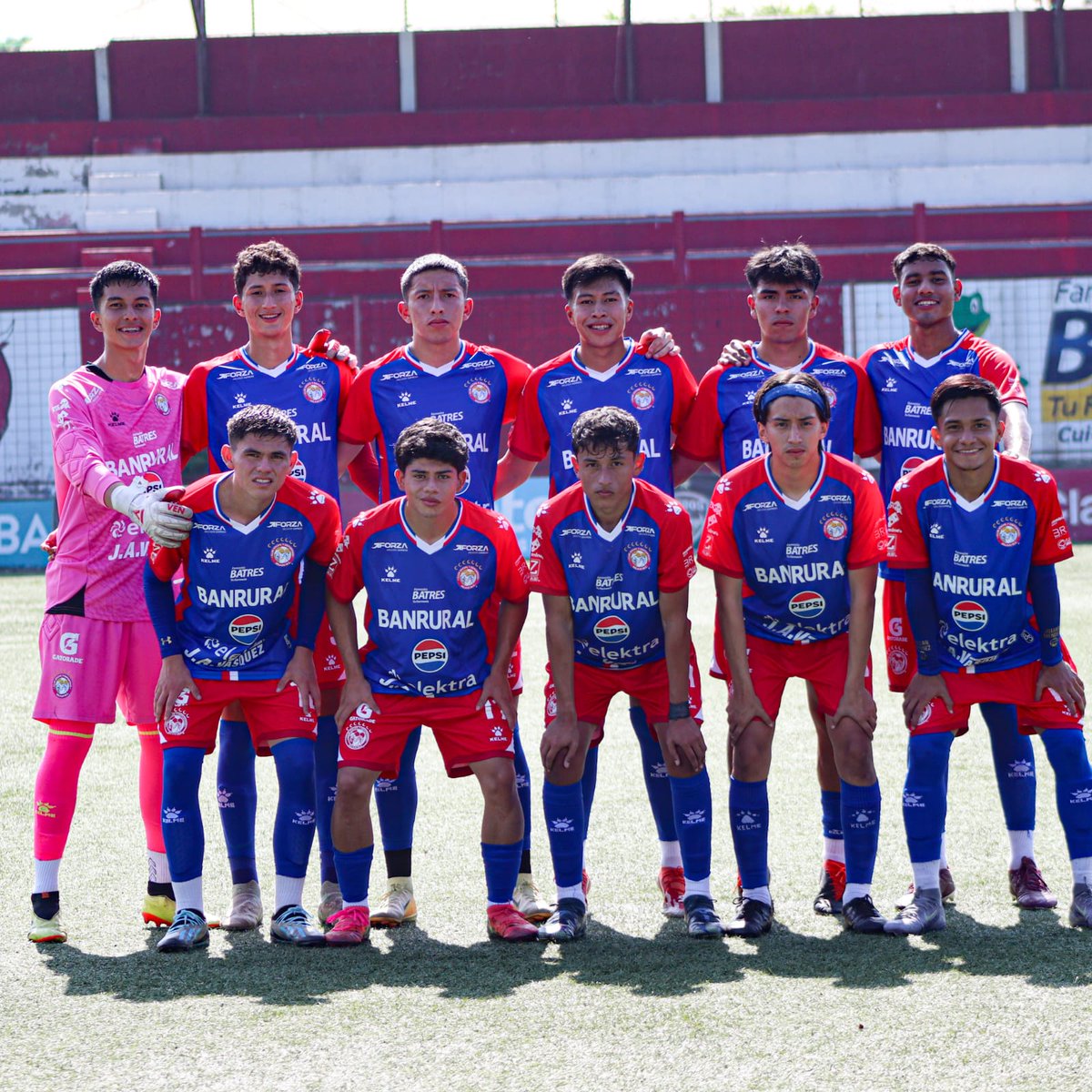 LocosPorXelaju's tweet photo. ¡GANAN EN MALACATAN!
la Categoría Especial de Xelaju MC, obtuvo la victoria de 3️⃣ a 1️⃣ ante Malacateco en el estadio Santa Lucía, los goles fueron obra de Justin Racancoj, Luis Herrera y Jefferson Ramírez.
#InfoLPX
#VamosXela
#FuerzasBasicas https://t.co/nJCCa291ue