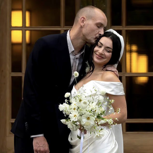 1975shadyfacts's tweet image. Charli xcx and George Daniel just got married! Their after party is a Dubai matcha rave where guests are handed their own labubu surprise box by a dl trade upon entry!
Congratulations to the happy couple!