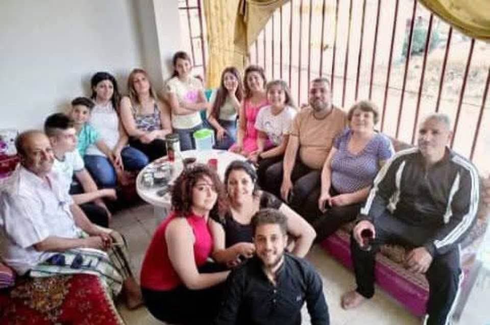 M_Schaub's tweet photo. Auf diesem Foto ist Pastor Khalid Mezher, Leiter der Evangelischen Kirche „Der Gute Hirte“ von Suwaida, zusammen mit seiner Familie.
Al-Jolanis Jihadisten haben die gesamte Familie ausgelöscht. https://t.co/Cwa9CWQu5v