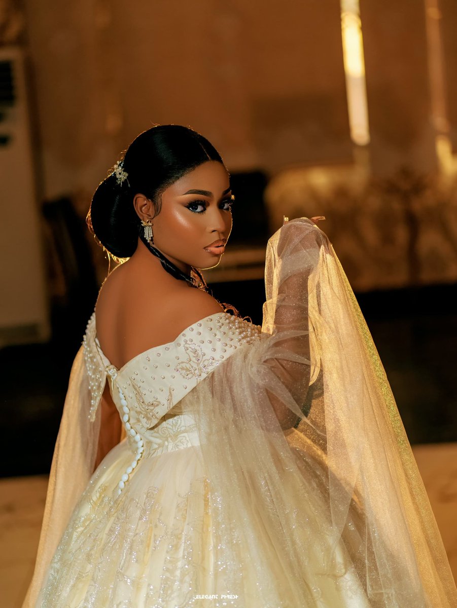 Posting this here,
Just because I create timeless masterpiece!!

My bride y'all,
And I made the dress☺️😉