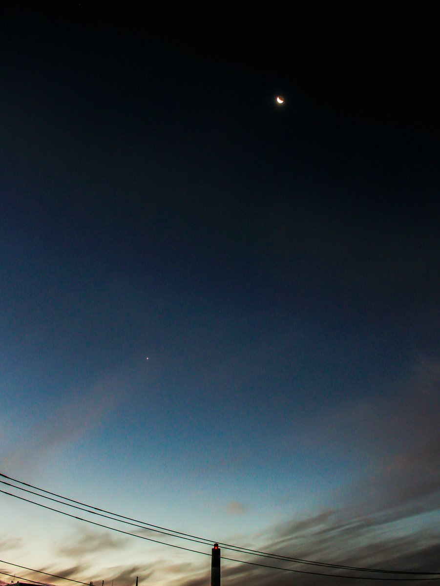 hiy_twinkle's tweet image. 二十六夜の細い月の夜明け
下の方には明けの明星 金星も。