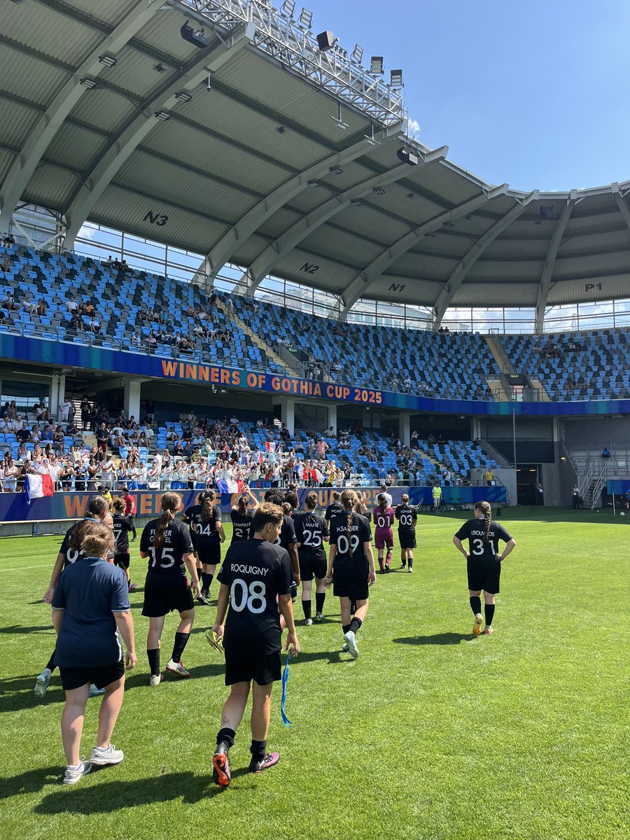 beno974's tweet photo. 🇸🇪GOTHIA CUP🇸🇪

FINALE, Play Off A dans le Stade Gamla Ullevi face au club pro de l’IFK Göteborg

❌ Défaite 3-0 logique face à un adversaire meilleur que nous, sans regret ! 

🥈 sur le plus grand tournoi de jeune au monde 🤩 

Quelle aventure, quel parcours, tellement fiers 😍 https://t.co/QX2Zq3d1ZA