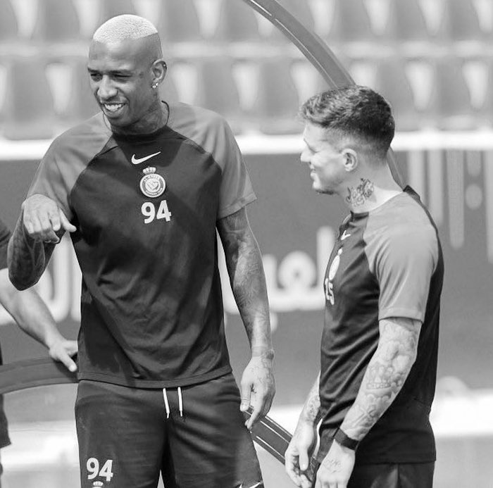 أغمضْتُها كي لا تفيض فأمطرت
أيقنتُ أني لست أملك أدمعي