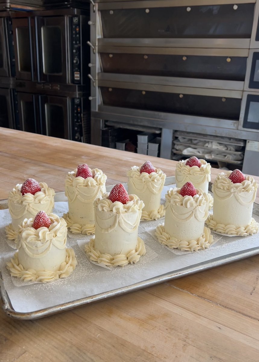 stuff1eee's tweet image. mini citrus olive oil cakes for birthdays at my job♥️