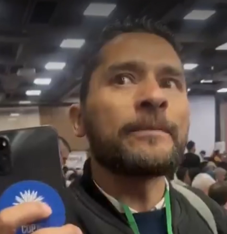 Este tipo no es un idiota, no es un loquito ni nada parecido. Este tipo, en cualquier momento, podría ser capaz de cometer un asesinato.

Si yo hubiese sido acosado en persona por este man, le metería sus veinte denuncias. Salven vidas.