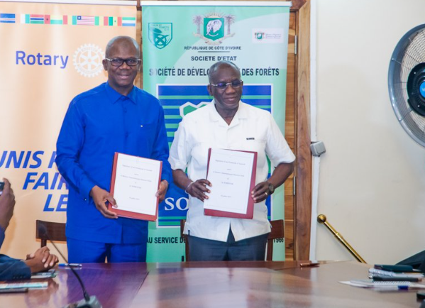 AbidjanA2_'s tweet image. 🌳 Environnement en Côte d’Ivoire
Le Rotary District 9101 et la #SODEFOR signent un protocole pour la reforestation et la préservation des forêts.
🗓️ 18 juillet 2025
Abou Bakar Ouattara, gouverneur du district, souligne l’importance de ce partenariat durable.
#Reforestation