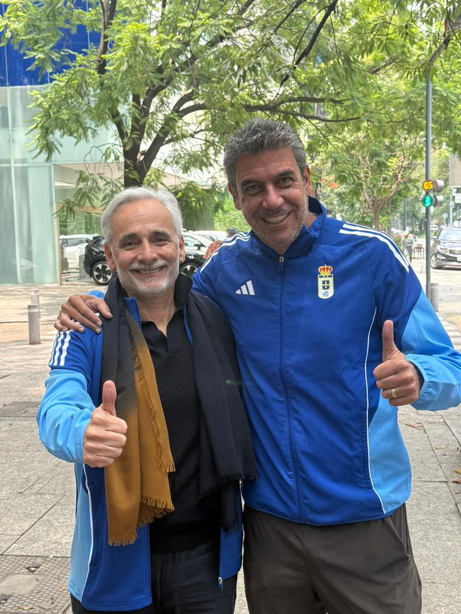 RealOviedo's tweet photo. 🫂 Compadres compartiendo colores y café 💙 

#RealOviedo 🔵⚪ https://t.co/39LPNzdMqn