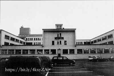 Once a gateway for new Canadians, the Champlain Maritime Station (1959) in Québec City still stands out for its bold International Style, stacked volumes, sleek concrete, and ribbon windows. A modernist and minimalist icon shaped by history. #architecture bit.ly/4kxyZAl