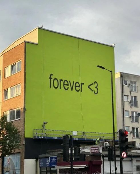 xcxsource's tweet image. Charli xcx’s wedding venue is on the same street as the London BRAT ‘forever &lt;3’ wall 💚👰🏻♀️