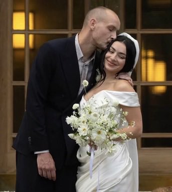 xcxsource's tweet image. Charli xcx’s wedding venue is on the same street as the London BRAT ‘forever &lt;3’ wall 💚👰🏻♀️