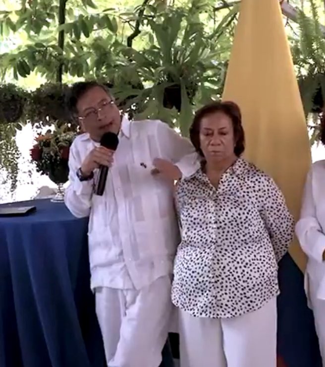 JuanLPulecio's tweet photo. #EsInaceptable Con #Uribe y #fútbolista los atacaron en #Redes
>ahora #petro utiliza de SOPORTE a #canciller Y no indigna al feminismo
>“a mí nadie que sea negro me va a decir…” Y no indigna #FranciaMárquez y afrodesendientes ni alzaron la voz ante #racismo
DIGNIDAD SELECTIVA! https://t.co/lz4xIIbsjl