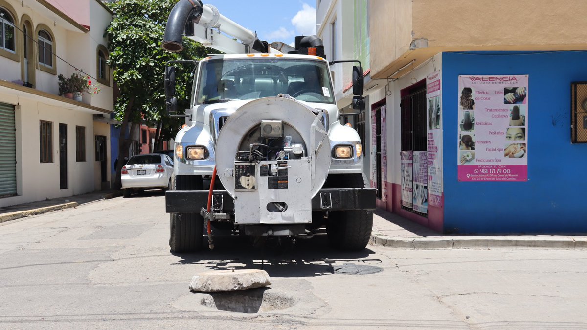DESAZOLVE CON EQUIPO ESPECIALIZADO VACTOR EN SANTA LUCÍA DEL CAMINO

Esta tarde se llevan a cabo trabajos de desazolve en la red de drenaje de la colonia 25 de Enero, utilizando equipo especializado tipo Vactor. Este equipo realiza labores de limpieza profunda mediante succión y