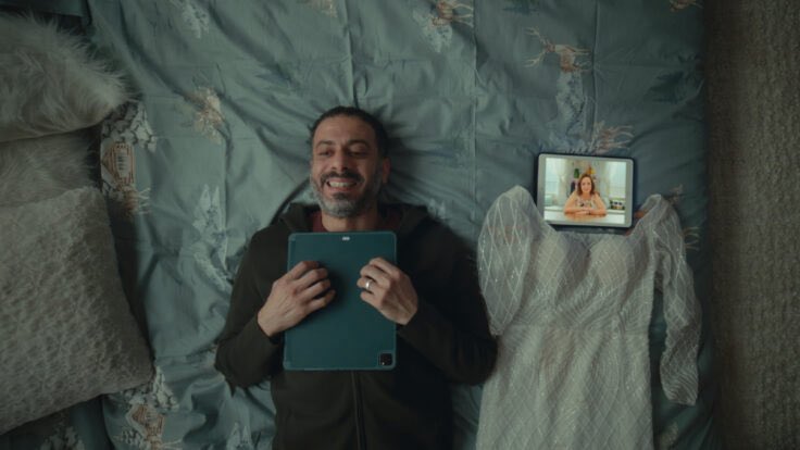 A1ABOABED's tweet image. مسلسل #كتالوج من الأعمال الدرامية اللي فعلاً تلمس القلب وتعكس واقع كثير من الناس، خصوصًا اللي مرّوا بتجربة الفقد وتحملوا المسؤولية بعدها. بطولة محمد فراج بدور “يوسف”، الرجل البسيط اللي فجأة تنقلب حياته فوق تحت بعد وفاة زوجته أمينة، اللي كانت معروفة بمحتواها التربوي على اليوتيوب،…