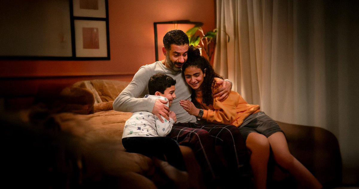 A1ABOABED's tweet image. مسلسل #كتالوج من الأعمال الدرامية اللي فعلاً تلمس القلب وتعكس واقع كثير من الناس، خصوصًا اللي مرّوا بتجربة الفقد وتحملوا المسؤولية بعدها. بطولة محمد فراج بدور “يوسف”، الرجل البسيط اللي فجأة تنقلب حياته فوق تحت بعد وفاة زوجته أمينة، اللي كانت معروفة بمحتواها التربوي على اليوتيوب،…