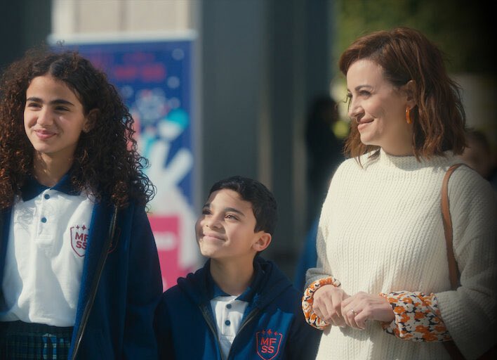 A1ABOABED's tweet image. مسلسل #كتالوج من الأعمال الدرامية اللي فعلاً تلمس القلب وتعكس واقع كثير من الناس، خصوصًا اللي مرّوا بتجربة الفقد وتحملوا المسؤولية بعدها. بطولة محمد فراج بدور “يوسف”، الرجل البسيط اللي فجأة تنقلب حياته فوق تحت بعد وفاة زوجته أمينة، اللي كانت معروفة بمحتواها التربوي على اليوتيوب،…