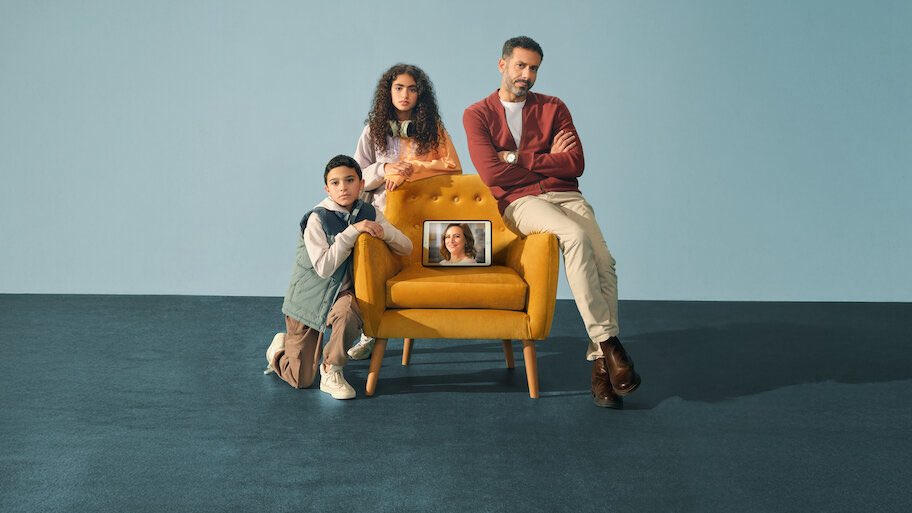 A1ABOABED's tweet image. مسلسل #كتالوج من الأعمال الدرامية اللي فعلاً تلمس القلب وتعكس واقع كثير من الناس، خصوصًا اللي مرّوا بتجربة الفقد وتحملوا المسؤولية بعدها. بطولة محمد فراج بدور “يوسف”، الرجل البسيط اللي فجأة تنقلب حياته فوق تحت بعد وفاة زوجته أمينة، اللي كانت معروفة بمحتواها التربوي على اليوتيوب،…