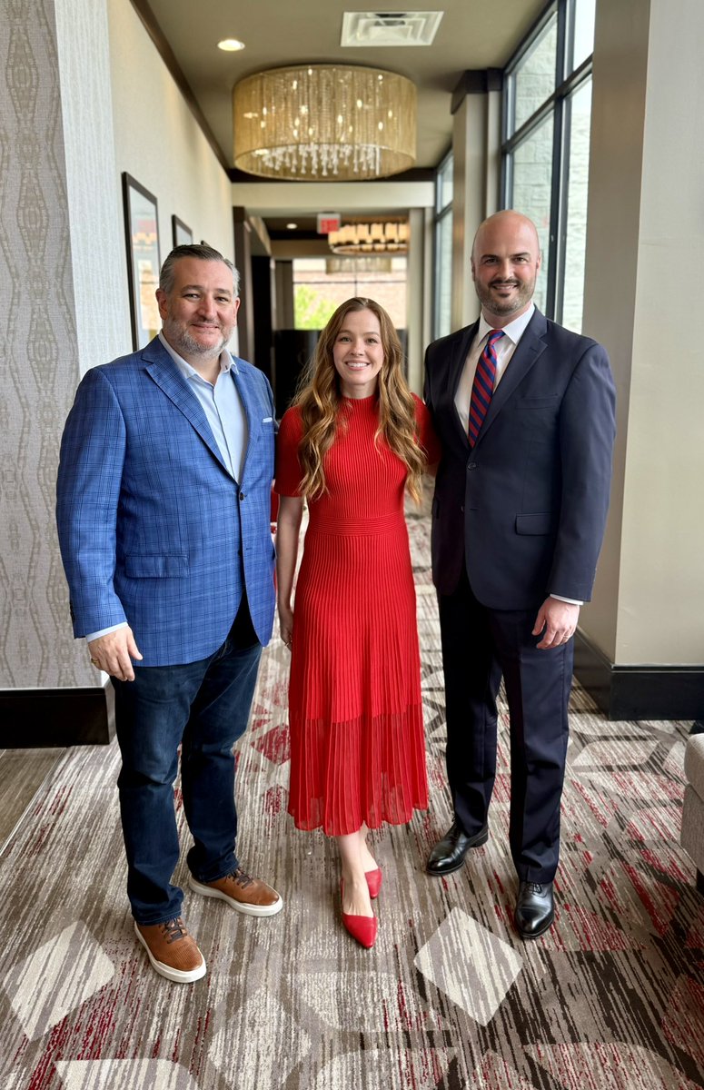 aaron_reitz's tweet image. So proud of my wife Meredith for her selection into @TFRW’s 40 Under 40 Class of 2025! She joins an incredible network of amazing women who advocate for Republican candidates and issues in Texas. And thanks to my former boss @tedcruz for recognizing these ladies!