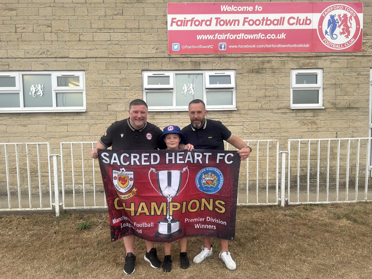 SacredHeartFC's tweet image. Our gaffer down at RIAT 2025 @FairfordTownFC
Top club with unbelievable people. Thanks for having Danny 🤣🤣
#UPTHEHEARTS❤️