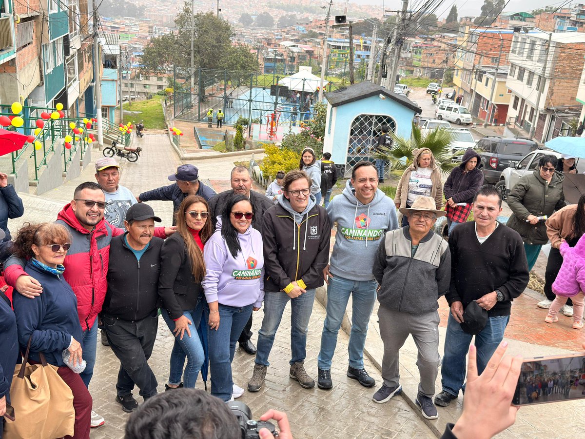 Por primera vez en la historia de nuestro barrio nos visito el señor Secretario de Gobierno de Bogotá con el fin de entregar dos segmentos viales. <a href="/GobiernoBTA/">Secretaría de Gobierno</a> <a href="/rafaeluribeu/">Alcaldía Rafael Uribe Uribe</a>